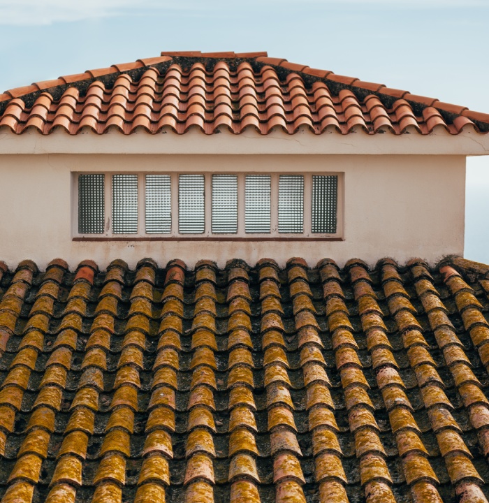 Couverture en tuiles terre cuite avec lucarne sur le toit d’une maison